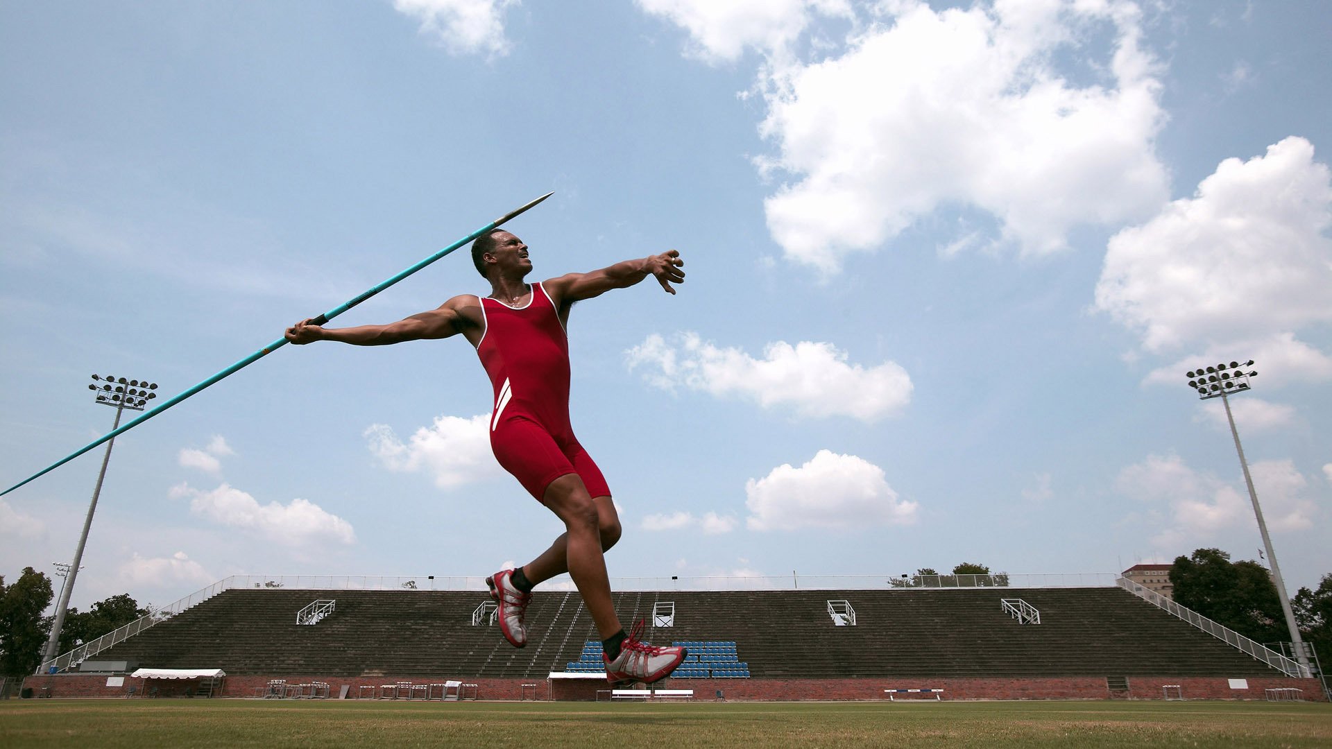 乐鱼体育-_极速喷气背包表演：冲破天际的速度快感_，喷气背包能飞多高